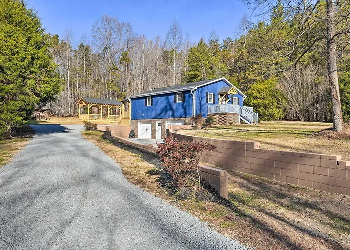 Charming Yadkin Valley Cottage W/ Deck & Yard