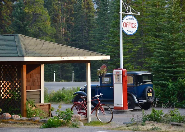 Johnston Canyon Lodge & Bungalows