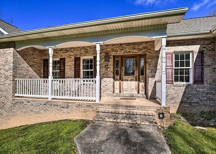 Pet-Friendly Abingdon Abode W/ Yard & Grill!