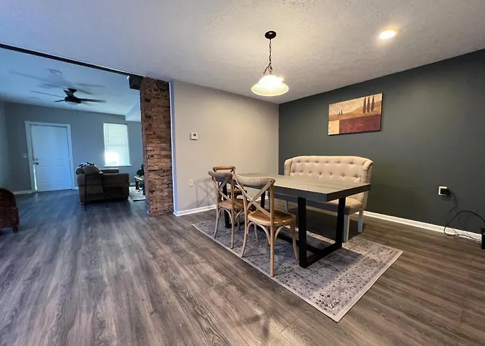 **Stylish Pet Friendly 3 Bedroom House**
