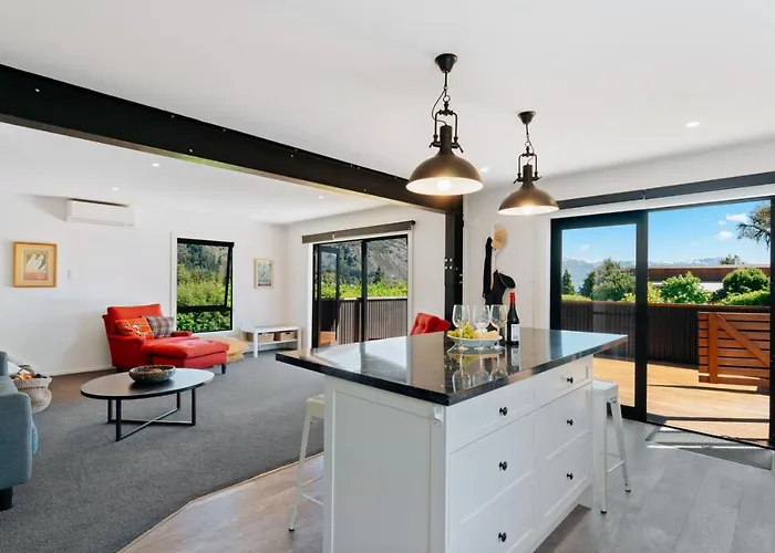 Views On Parry - Lake Hawea Holiday Home