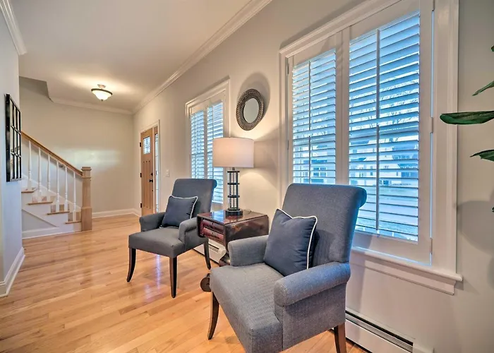 Stunning House W/ Deck, Game Room & Home Gym!