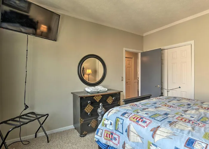 Lake Keowee Resort Condo W/ Balcony & Pool Access!