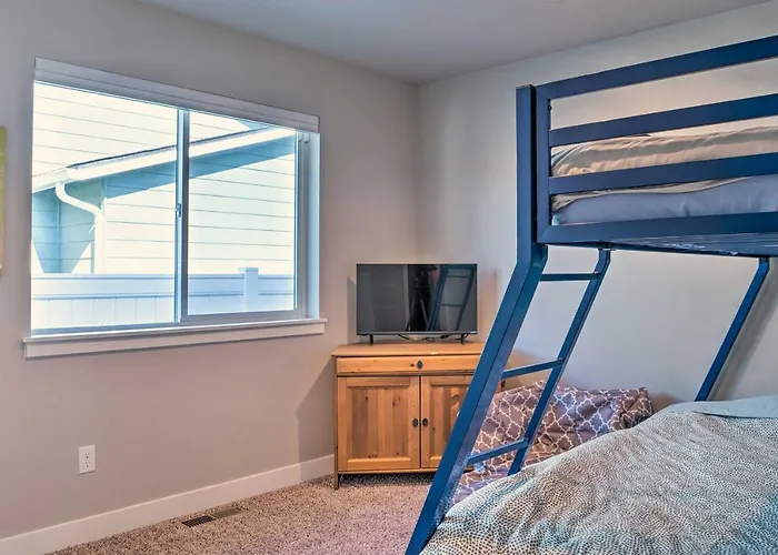 Charming Home W/ Mtn & Columbia River Views!