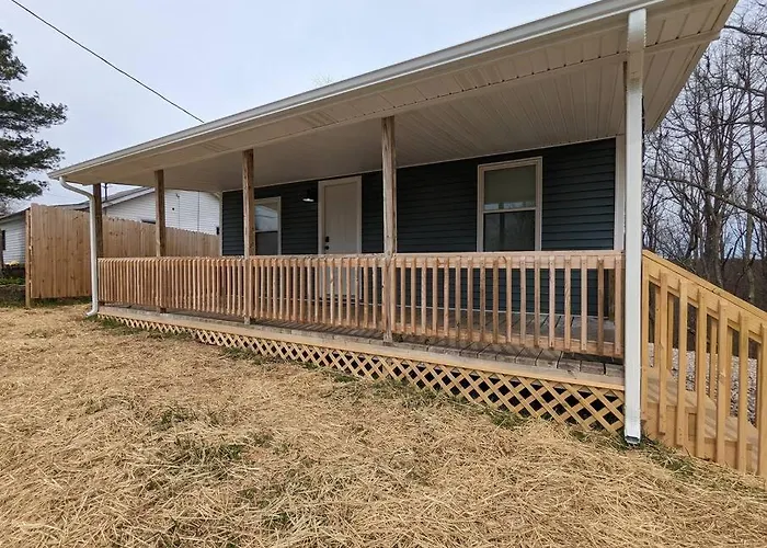 Summerlee Suite - Beautiful Remodeled Farmhouse