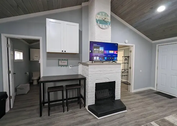 Summerlee Suite - Beautiful Remodeled Farmhouse