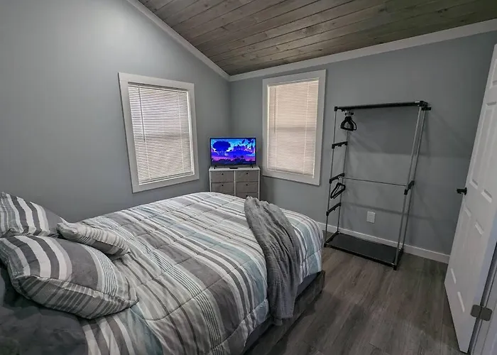 Summerlee Suite - Beautiful Remodeled Farmhouse