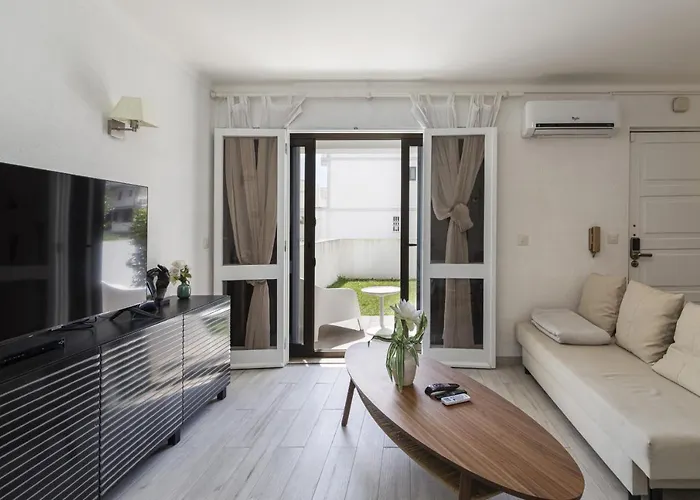 Vilamoura Garden House With Pool & Parking, By Hopstays