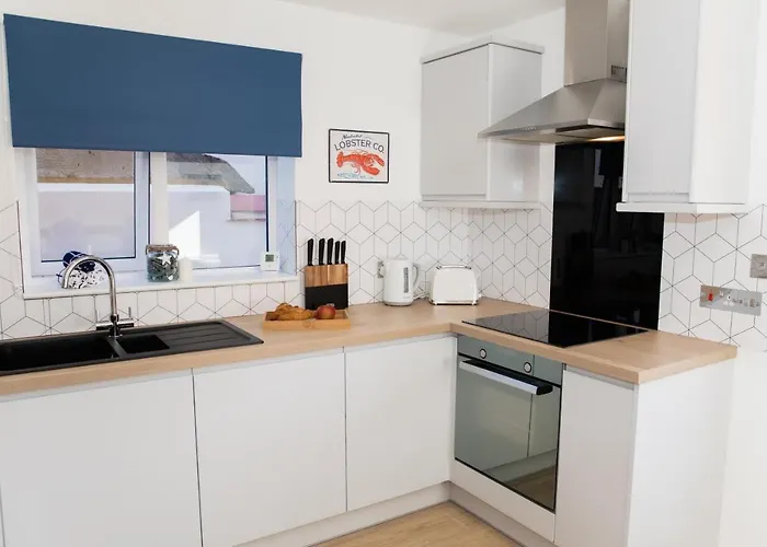 Lovely 2-Bedroom Seaside Retreat With Free Parking