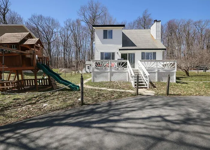 Cozy Poconos Mountain House With 3 Bedrooms