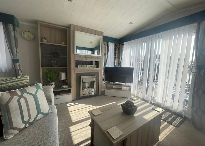 Lakeside Retreat 3 With Hot Tub, Private Fishing Peg Situated At Tattershall Lakes Country Park