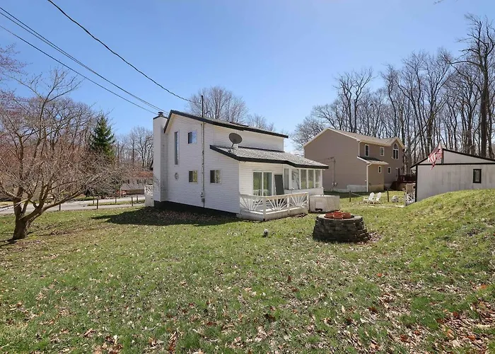 Cozy Poconos Mountain House With 3 Bedrooms