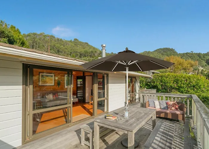 Beach Lovers Bach - Hahei Holiday Home