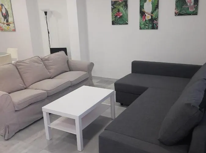 Casa Independiente En Nervion Junto A Parada Del Metro Sevilha