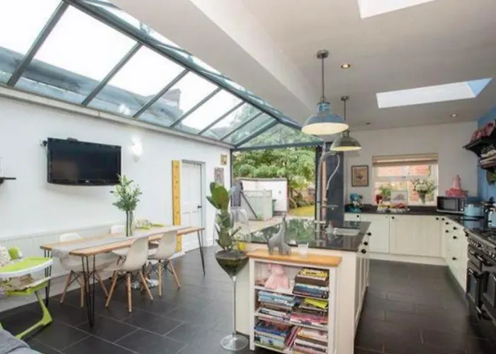 Beautiful 5 Bedroom House In Great Location.