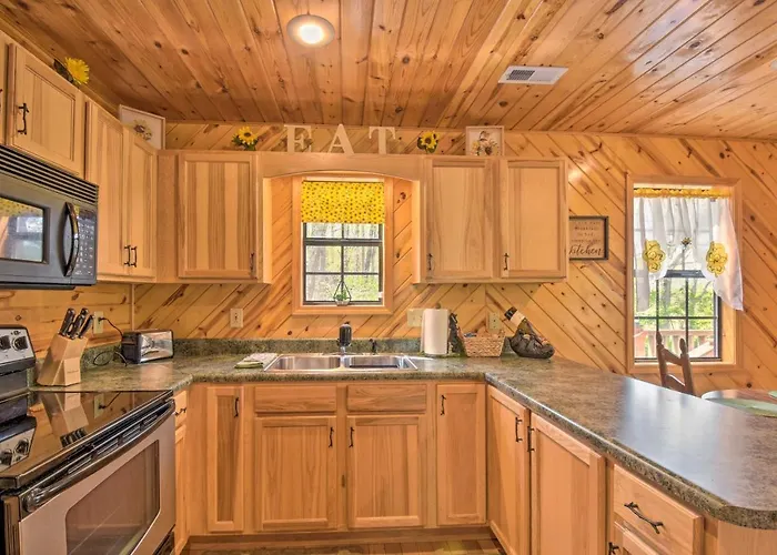 Cozy Hiawassee Cabin W/ Fire Pit & Mtn Views!