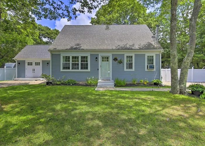 5 Mi To Beach: Cape Cod Getaway W/ Grill