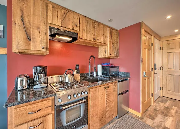 Slopeside Burke Mountain Condo W/ Fireplace!