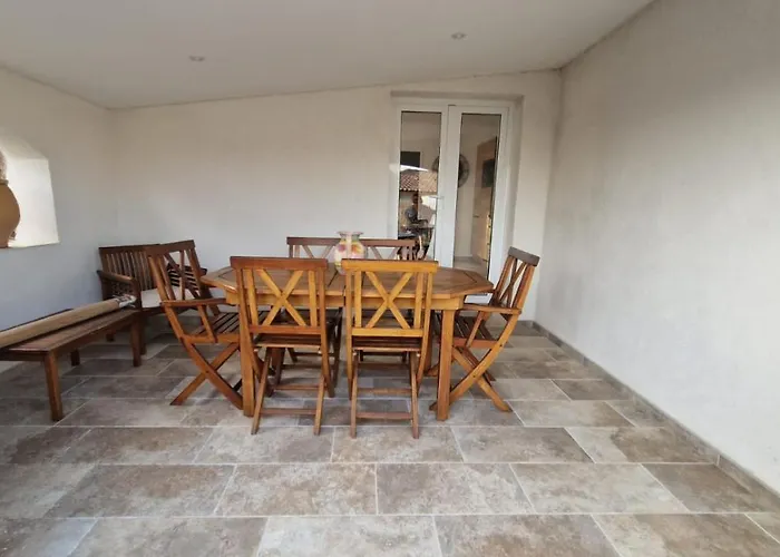 Petite Maison En Pierre
