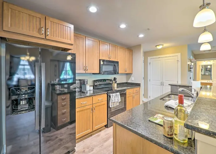 Grand Haven Condo - Walk To Nearby Hot Spots!
