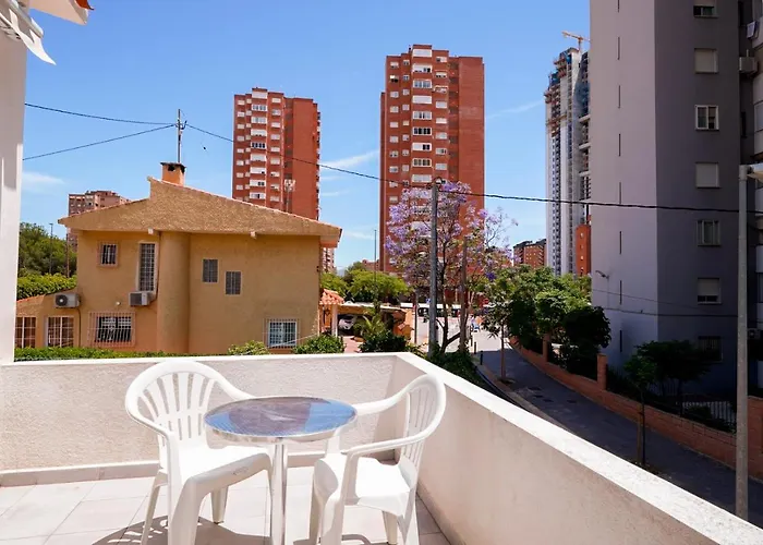 Casa MYA con terreno privado y parking compartido - a 800m de Playa Poniente