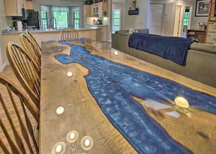 17-Seat Home Theater, Hot Tub, Huge Game Room!