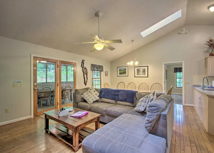 17-Seat Home Theater, Hot Tub, Huge Game Room!