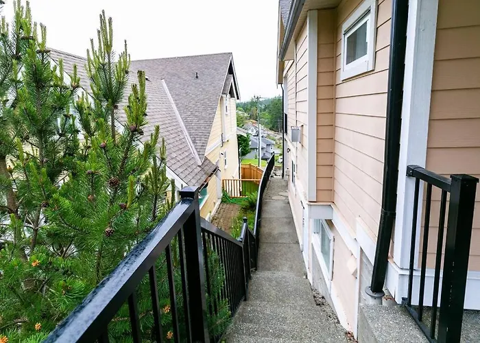 Cozy Renovated Oasis W Private Terrace & Parking
