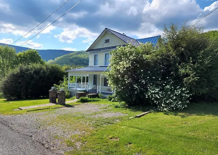 Basecampwv-Durbin. Spacious 4 Bedroom House W/Yard