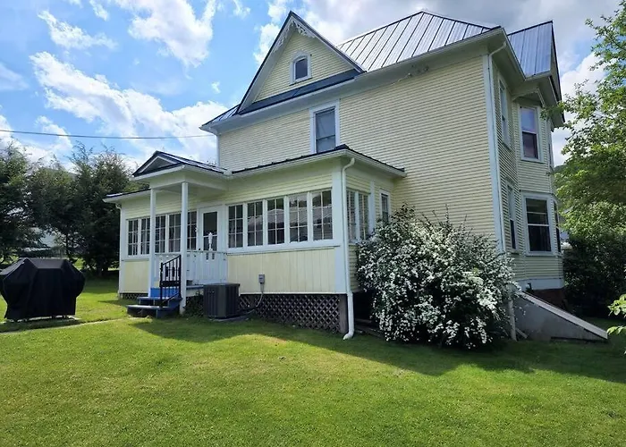 Basecampwv-Durbin. Spacious 4 Bedroom House W/Yard