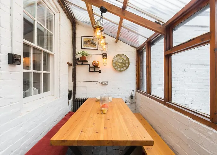 Shakespeare House, Free Parking, Town Centre Location