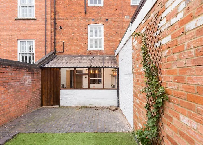 Shakespeare House, Free Parking, Town Centre Location