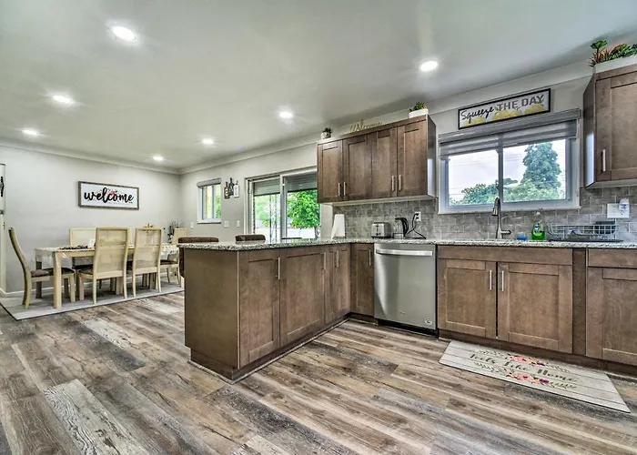Dearborn Heights Home ~ 16 Mi To Downtown Detroit!