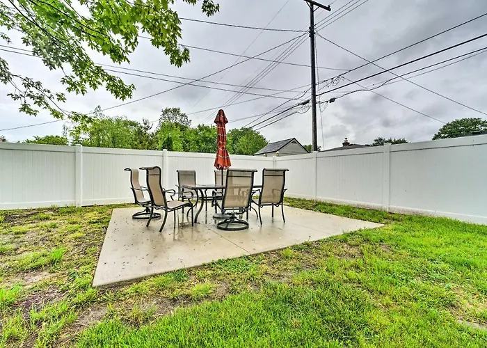 Dearborn Heights Home ~ 16 Mi To Downtown Detroit!