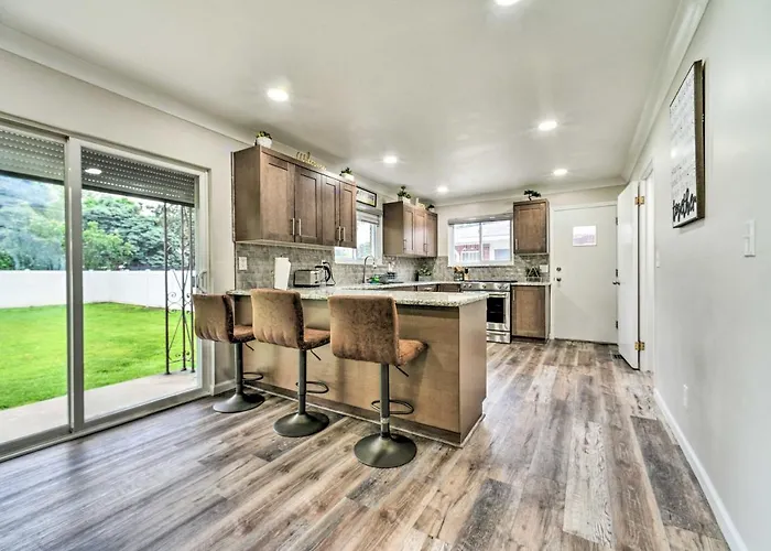 Dearborn Heights Home ~ 16 Mi To Downtown Detroit!
