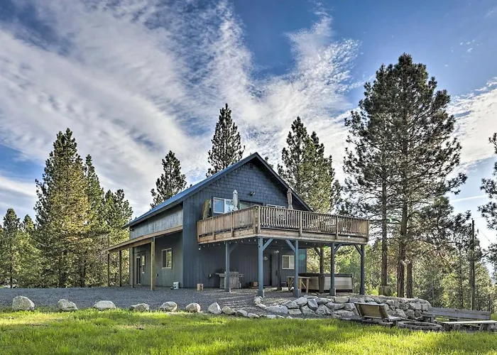 'Peaceful Pines' - Cascade Cabin W/ Hot Tub!