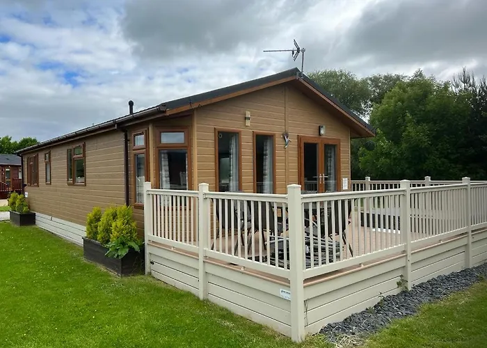 Kingfisher Lodge With Hot Tub