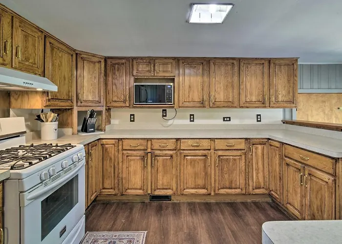 Walk To The Waterfront! Historic Sodus Point Home