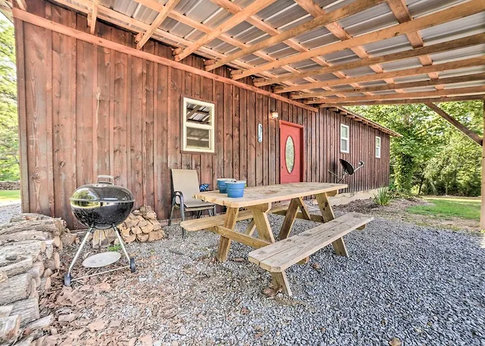 Charming New Concord Cabin On 50-Acre Farm!