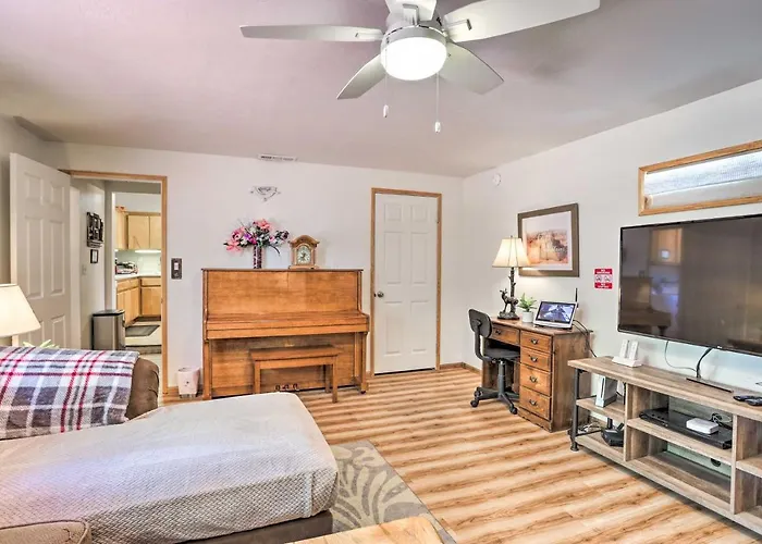 Hot Tub & Deck: Big Bear Gem Near Resorts!