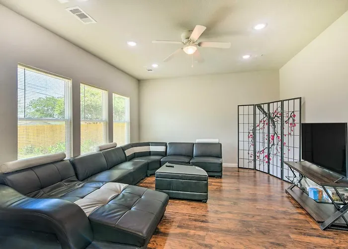 7 Mi To Gulf: Family Home W/ Yard In Texas City