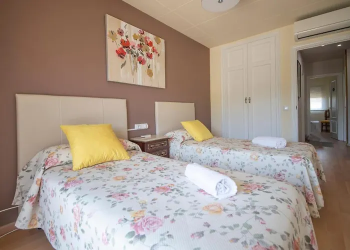 TarracoHomes, TH156 Casa Roser Familiar y con Piscina Compartida