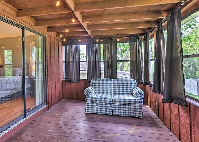 6 Mi To Old Market Home With Bbq-Ready Patio!