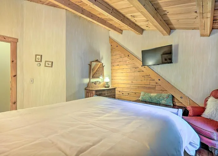 Game Room & Hot Tub: Pet-Friendly Mount Snow Gem
