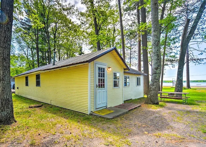 Stone Lake Cabin: Grill & Access To Fishing!