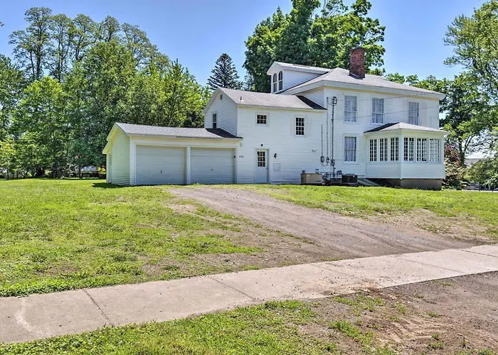 Walk To The Waterfront! Historic Sodus Point Home
