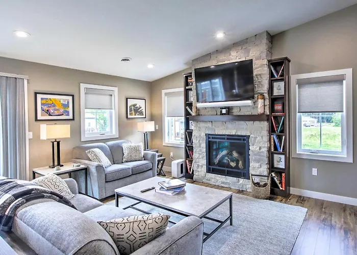Chic Plymouth Townhome < 1 Mi To Road America