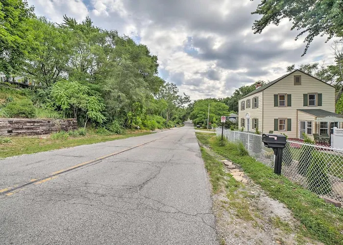 Pet-Friendly Lake Getaway: 1 Block To Beach!
