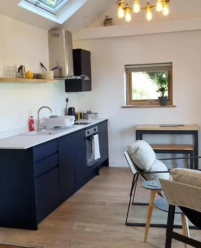 The Brookhouse. Cheerful Tiny House With Seaview.