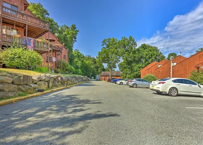 Sun-Lit Vernon Condo < 2 Mi To Ski Resort!
